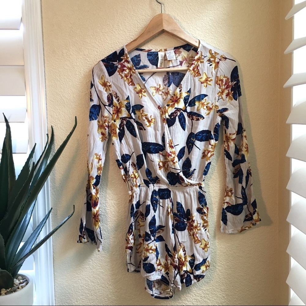 Mimi Chica Bell Sleeve Floral Romper Size XS